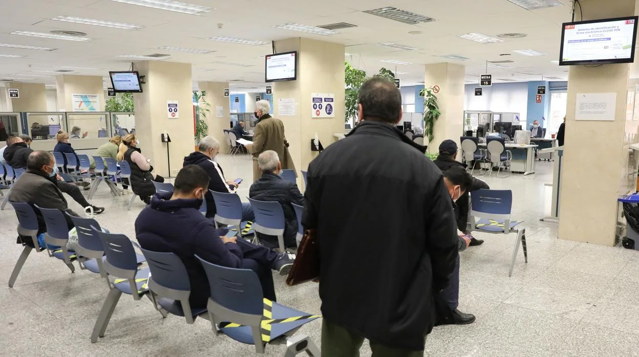 Constribuyentes aguardan su turno en una oficina de la Agencia Tributaria