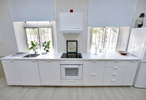 Aséptica cocina en color blanco