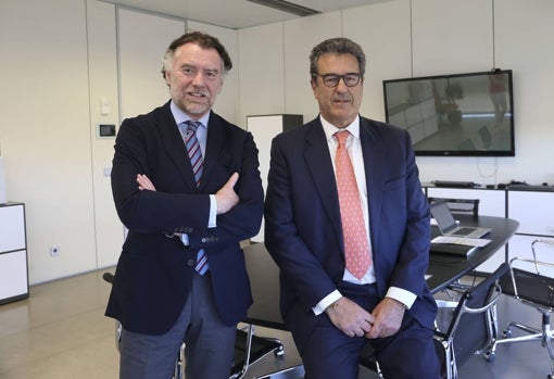 Mario Pestaña, director de la Asesoría Jurídica de Abengoa, junto a Juan Pablo López-Bravo, en la sede de la compañía, en Sevilla
