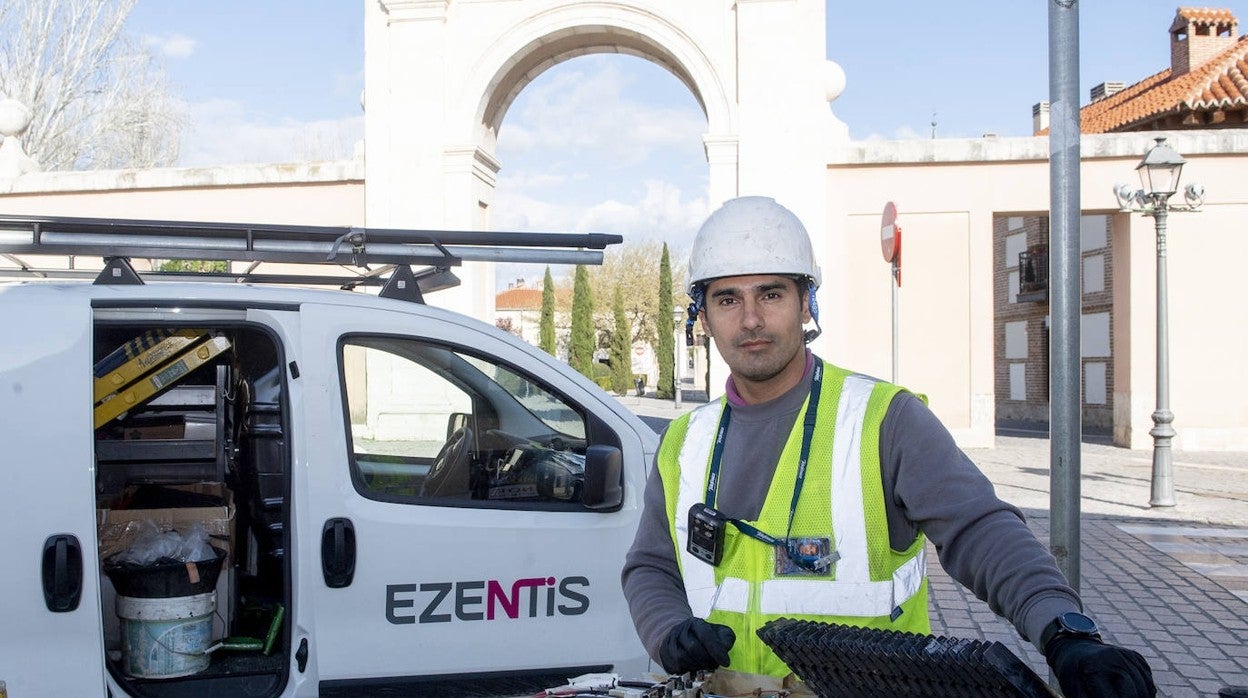 Un técnico de Exzentis, empresa dedicada a la instalación y mantenimiento de las infraestructuras energéticas y de telecomunicaciones