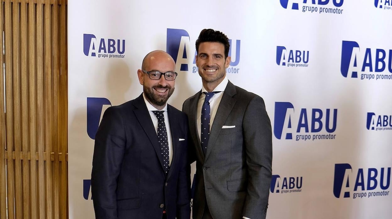 Jesús Vera, presidente de la promotora Abu, junto al exfutbolista Aitor Ocio, socio de la compañía