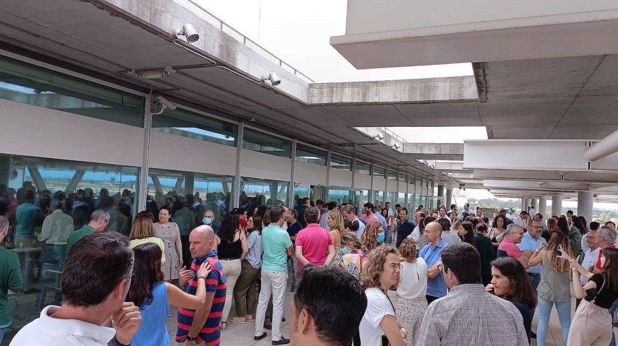 Los trabajadores de Abengoa piden al presidente de la matriz, Clemente Fernández, que se presente en la sede de Palmas Altas para darles explicaciones sobre su oposición al rescate del grupo