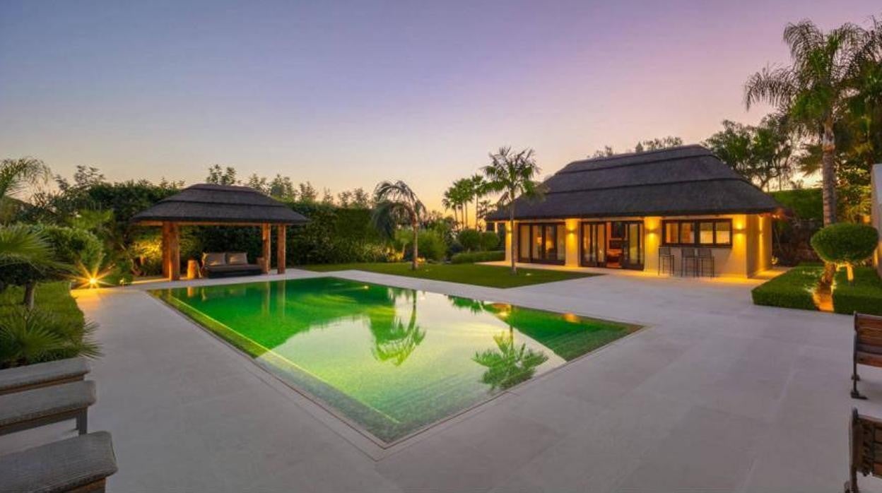 Espectacular piscina y jardín de un chalet