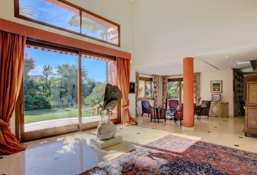 La casa es luminosa y funcional