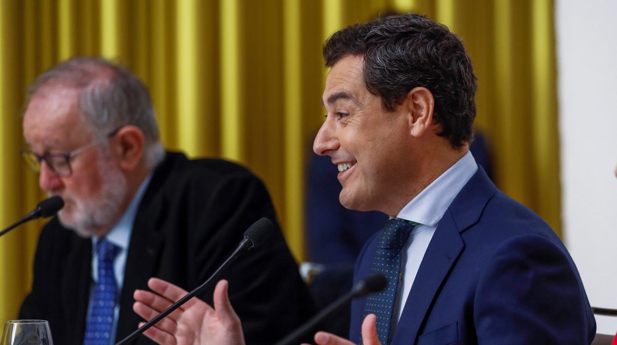 Juanma Moreno, durante la conferencia de este lunes en el Club Siglo XXI