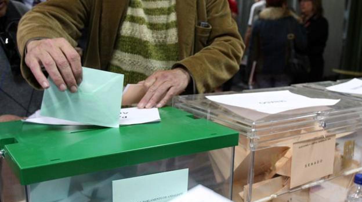 Un ciudadanos depositando su voto en una de las últims convocatorias electorales
