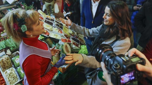 Marín e Inés Arrimadas pasean por el barrio de Triana, donde «se palpa» las «ganas» de votar en las andaluzas