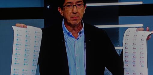 Marín mostrando documentos durante el debate