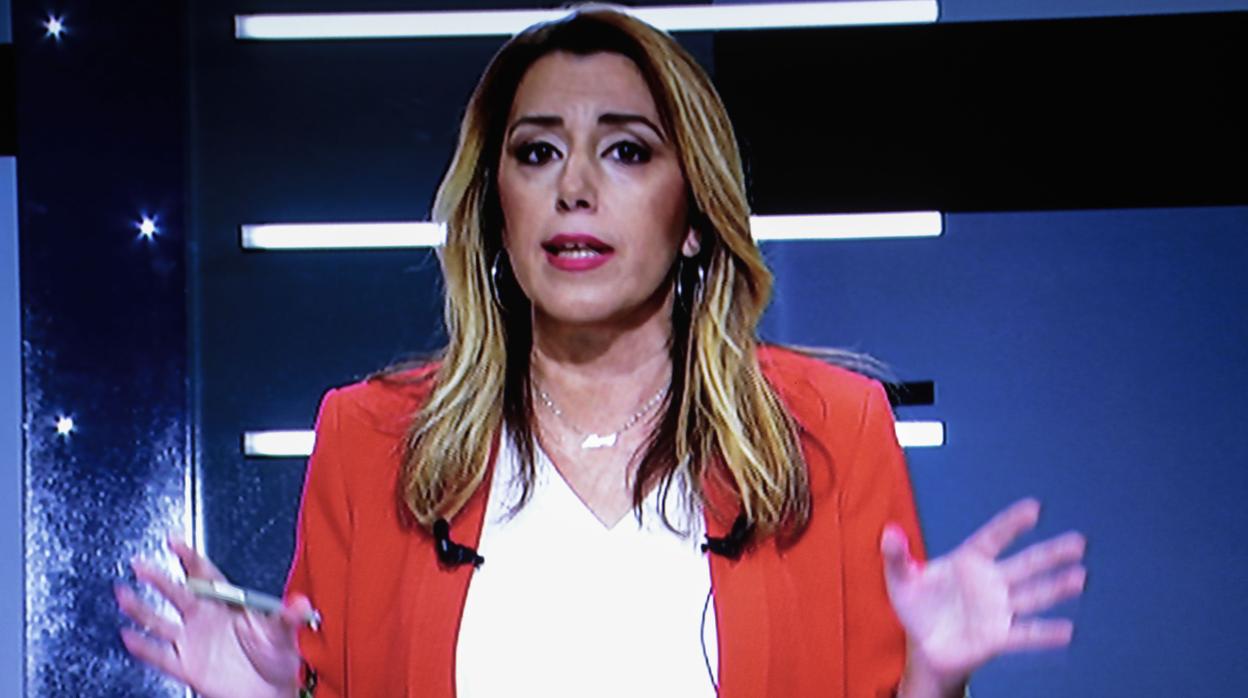 Los candidatos con la moderadora