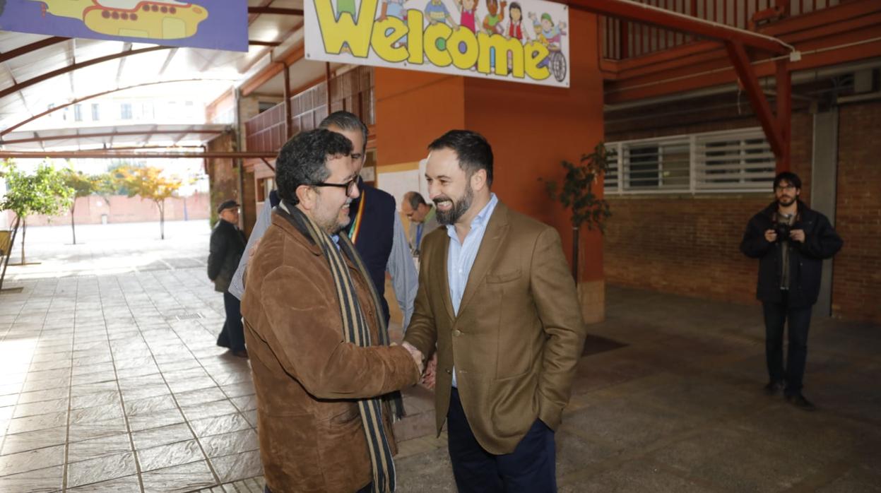 Francisco Serrano junto a Santiago Abascal (Vox) antes de votar