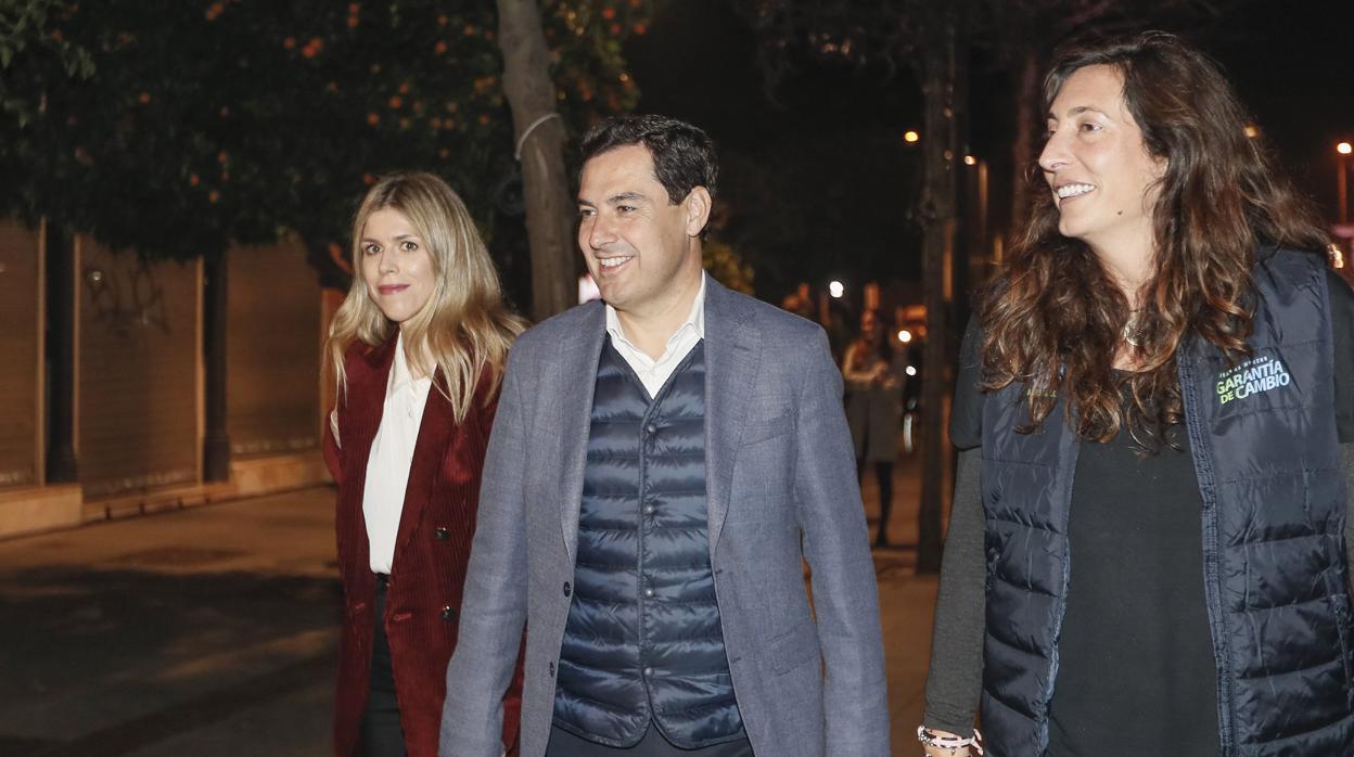 El candidato del PP a la presidencia de la Junta de Andalucía, Juanma Moreno, con su mujer y Loles López