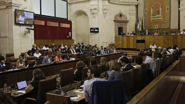 El salón de plenos del Parlamento de Andalucía ocupa la iglesia del antiguo Hospital de las Cinco Llagas en Sevilla
