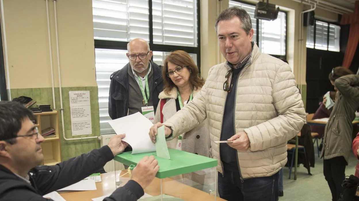 El alcalde, el socialista Juan Espadas, votando en su barrio