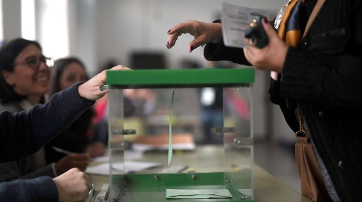Una electoral ejerce su derecho al voto/ VOX expone sus condiciones para apoyar a PP y Cs