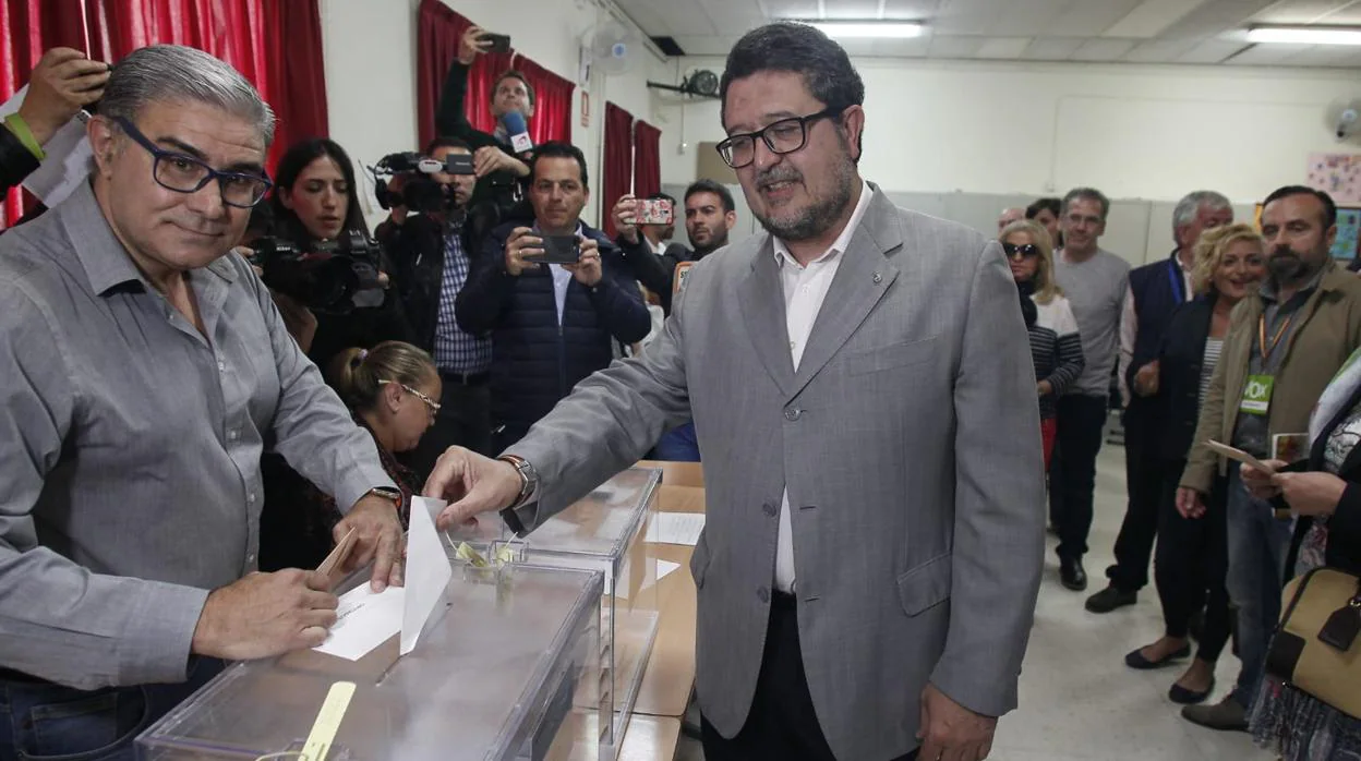 Francisco Serrano ejerce su derecho al voto