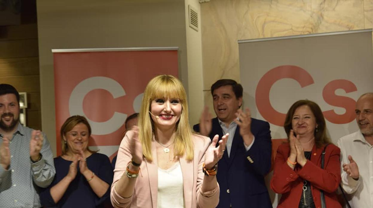 María Cantos, cabeza de lista de Ciudadanos de Jaén, junto a miembros de su candidatura
