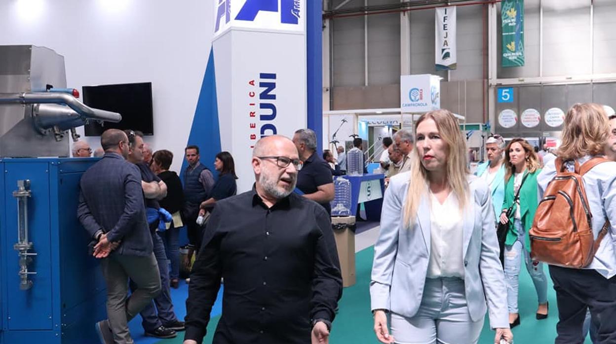 La candidata de Vox a la alcaldía de Jaén, Salud Anguita, junto al senador de su partido Francisco José Alcaraz