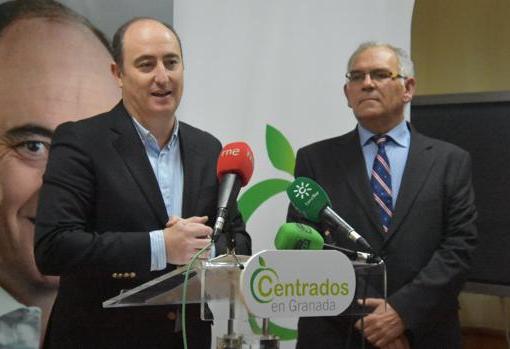 A la izquierda, Juan García Montero, de Centrados en Granada