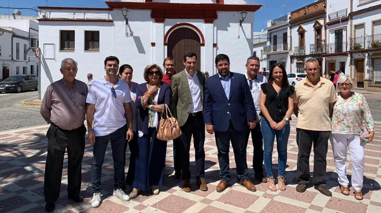 El alcalde de Lora del Río, Antonio Enamorado (PP), junto con el presidente de la Junta, Juanma Moreno