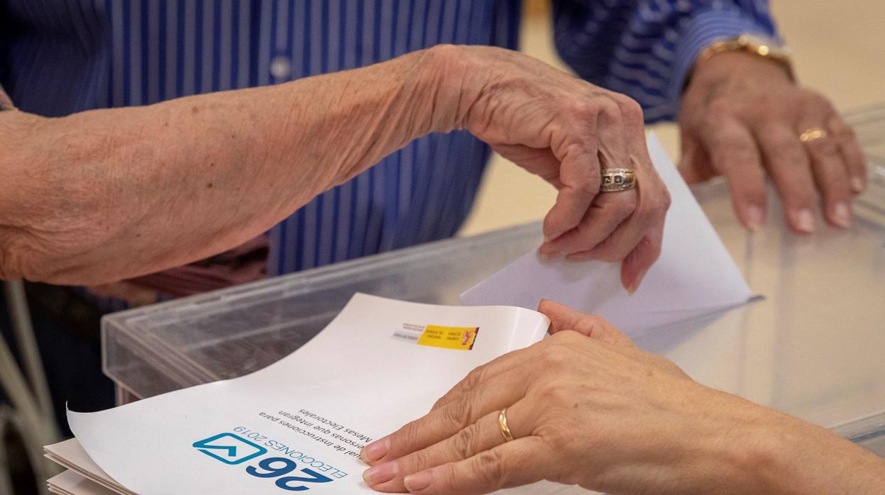 Imagen de una de las votaciones en el barrio de Triana