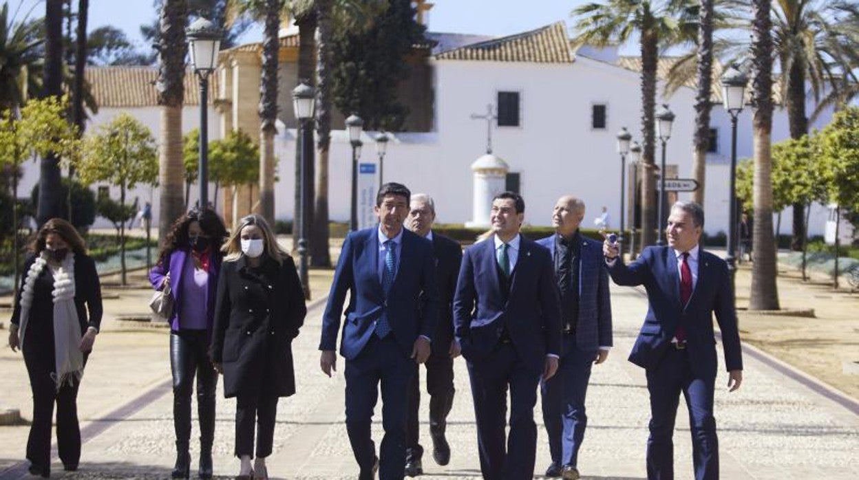 Juanma Moreno y Juan Marín caminan junto al resto de consejeros en una reunión en La Rábida