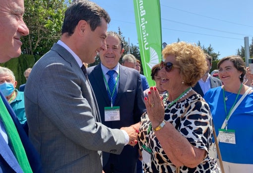 Una señora saluda con efusividad al presidente a su llegada a la finca