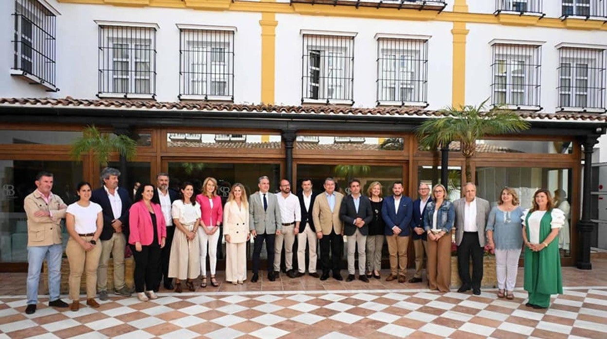 Elías Bendodo y Antonio Sanz, con los candidatos del PP por Cádiz