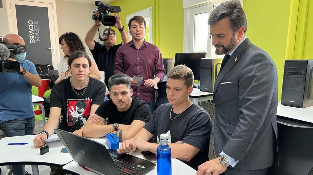 El consejero de Educación, este miércoles en Sevilla en un centro de FP