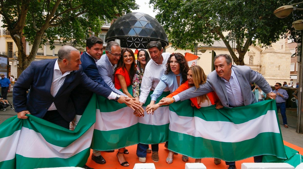 Juan Marín e Inés Arrimadas posan con los cabezas de lista de su formación