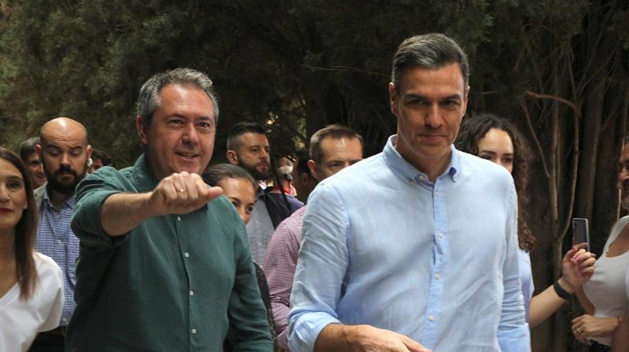 El presidente del gobierno, Pedro Sánchez (d), junto a el candidato Juan Espadas