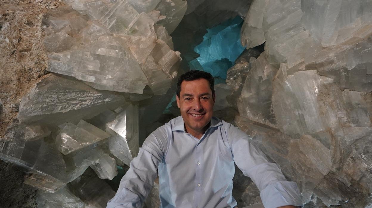 Juanma Moreno posa en la Geoda de Pulpí que visitó este lunes