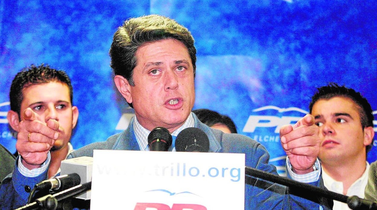 El que fuera ministro de Defensa por el Partido Popular, Federico Trillo, en un acto electoral 2004