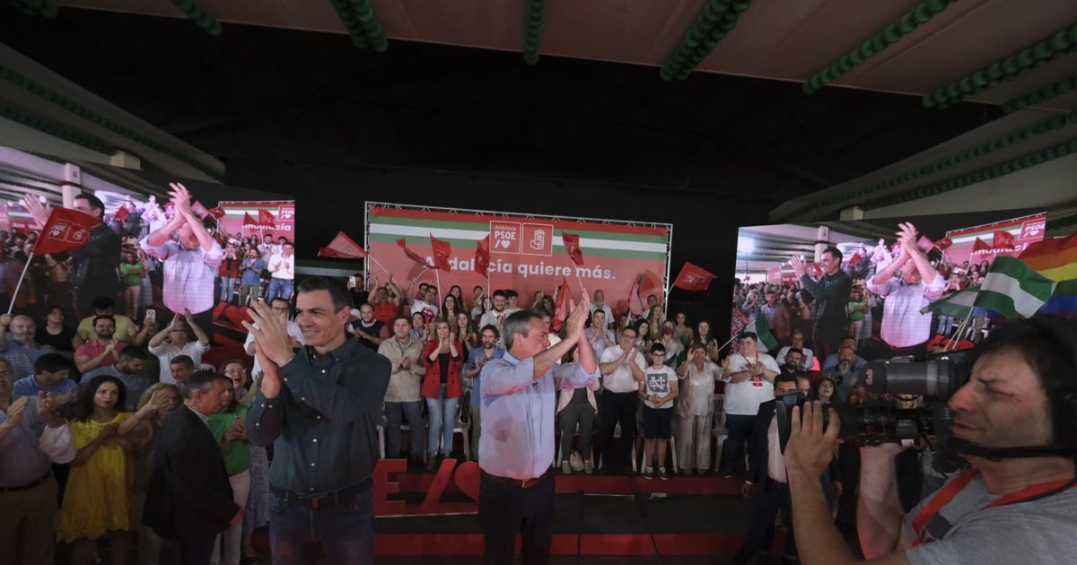 Pedro Sánchez y Juan Espadas en el escenario principal de la caseta municipal de Dos Hermanas
