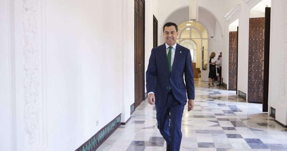 El presidente de la Junta, Juanma Moreno, recibe en el Palacio de San Telmo