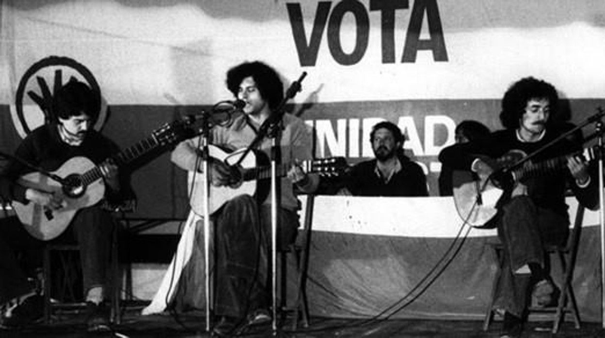 Carlos Cano, durante un concierto del PSA