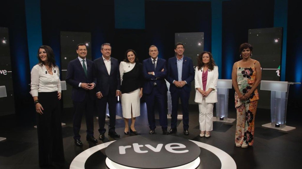 Los candidatos posan antes del debate en televisión