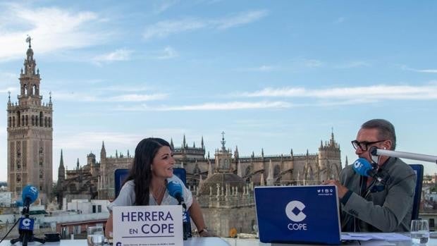 Macarena Olona rectifica de nuevo y programa varios actos públicos para hacer campaña