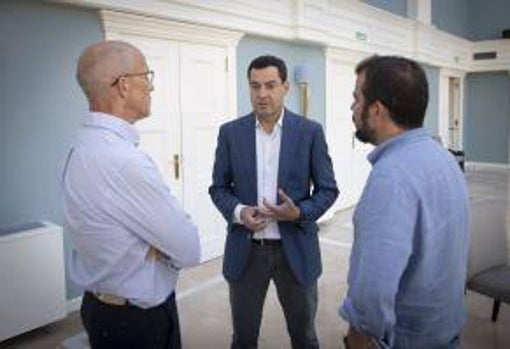 Moreno con los periodistas de ABC Manuel Contreras y Fernando del Valle