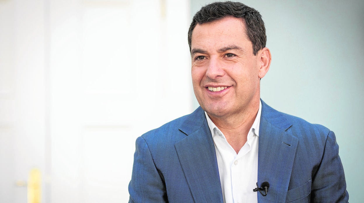 El presidente Juanma Moreno, durante su entrevista con ABC de Sevilla