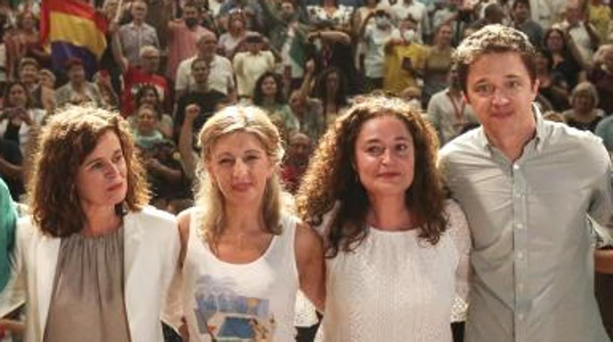 Yolanda Díaz junto a Inma Nieto, candidata a la Junta de Por Andalucía, e Íñigo Errejón y otros dirigentes de la confluencia este domingo en Málaga