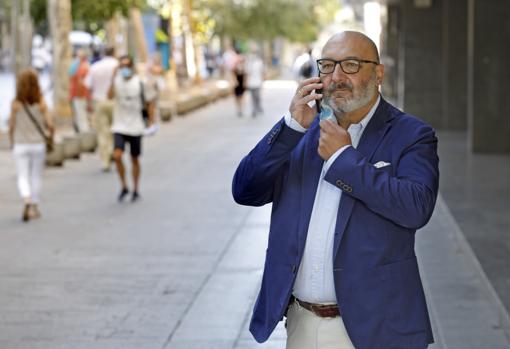 El número 1 de la lista por Córdoba, hablando por teléfono