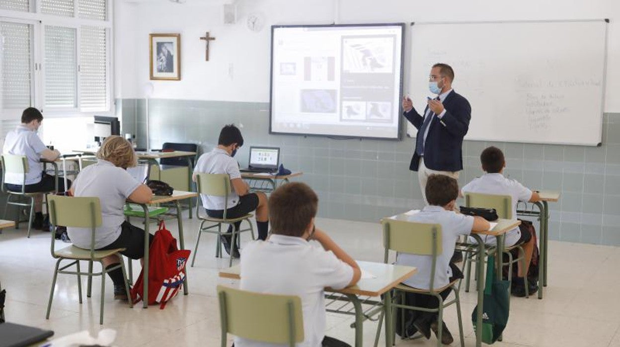 Un profesor dando clase en un colegio de Córdoba
