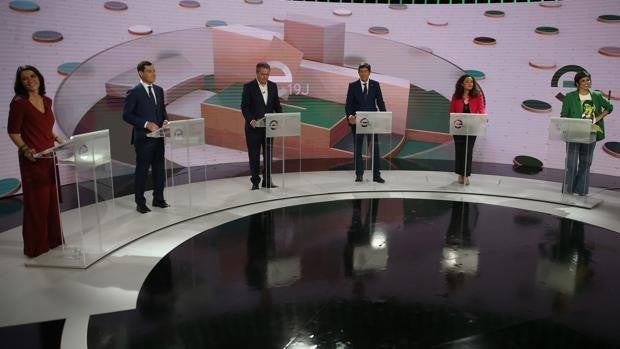Juanma Moreno se ancla en la moderación y sale airoso de un debate más crispado, bronco y ágil