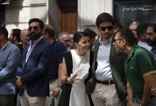 Macarena Olona, presenciando la procesión del Corpus de Granada