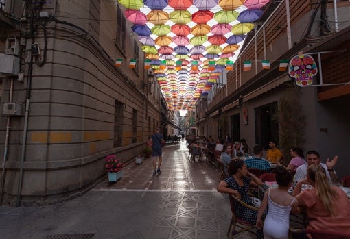 Una de las animadas terrazas de La Línea estos días