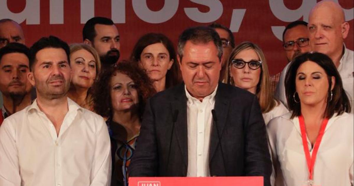 Juan Espadas en su comparecencia ante los medios flanqueado por su número dos, Noel López, y la portavoz del Parlamento, Ángeles Férriz