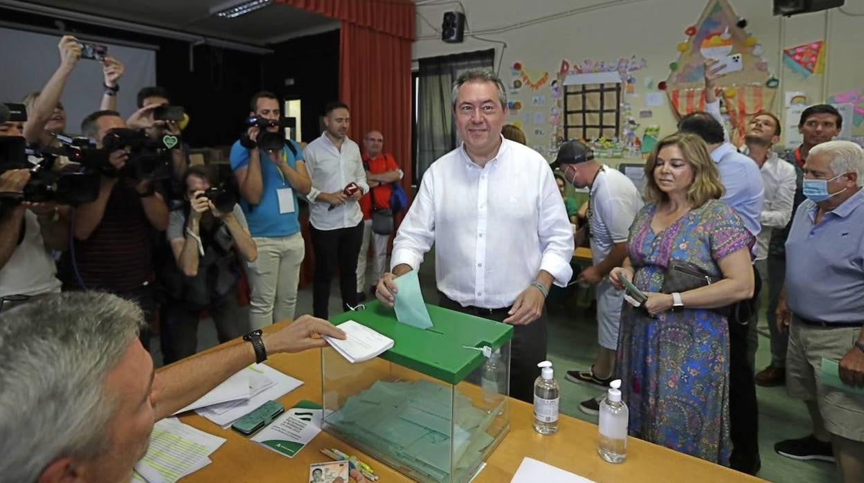 Juan Espadas ejerciendo su derecho al voto en Sevilla capital