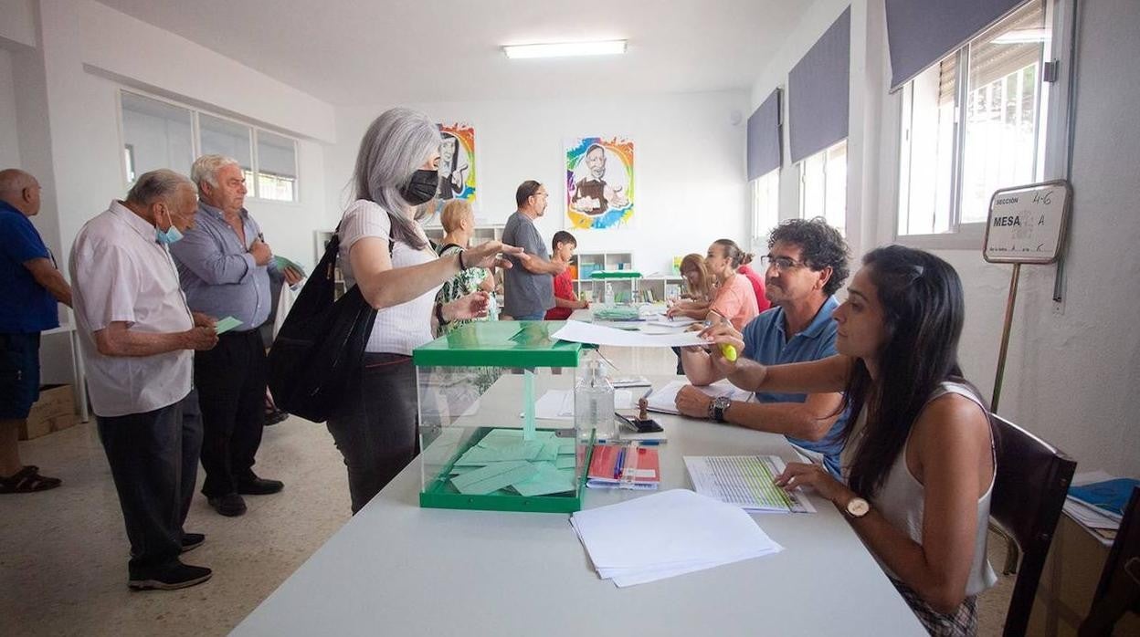 Miembros de una mesa electoral en Algeciras