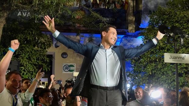 Juanma Moreno da al PP una mayoría absoluta histórica en Andalucía
