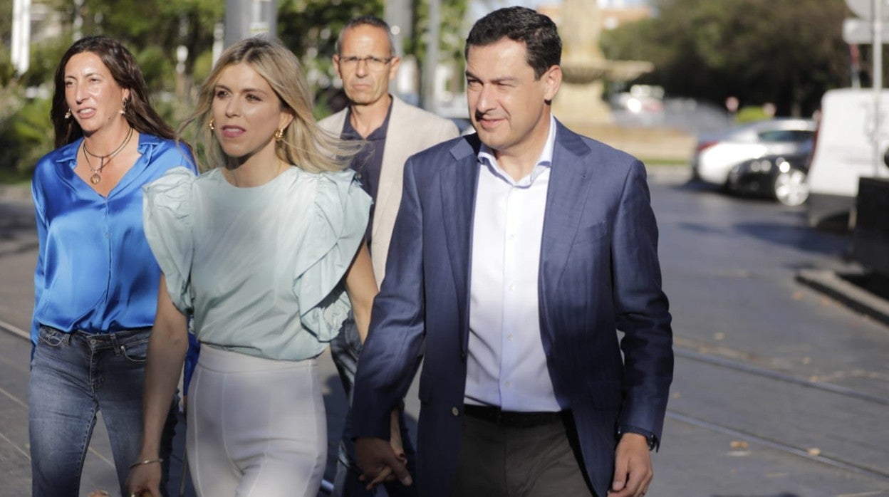 Juanma Moreno, a su llegada esta tarde a la sede del PP andaluz junto a su esposa